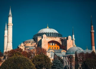 Hagia Sophia unter dem blauen Himmel